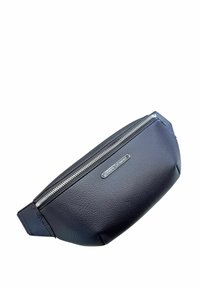 Borsa a tracolla nera in pelle con finitura texturizzata, dotata di una cerniera argentata e una placca con logo. Design curvo con base piatta per stabilità.