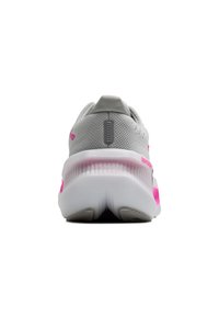 Grijze en roze sport schoen gezien vanaf de achterkant, met een gestructureerde zool, ademend mesh bovenwerk en merkdetail aan de zijkant.