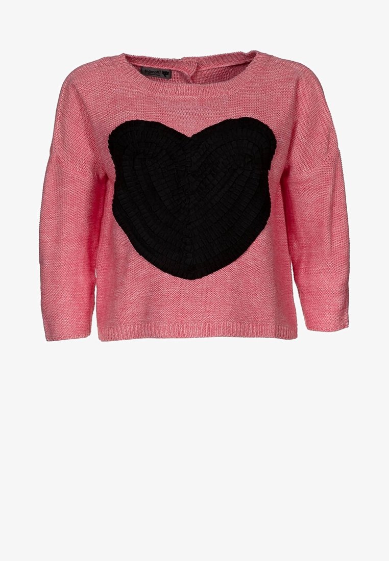 Pull en tricot rose à manches longues avec un grand motif cœur noir texturé sur le devant et un col rond.