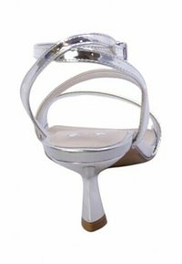 Sandalo argento con tacco alto, cinturini incrociati, punta affusolata e tacco a stiletto sottile. Texture liscia con finitura lucida e sottopiede beige.