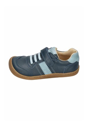 Marineblaue Kindersneaker mit hellblauen Wildlederakzenten, Klettverschluss, elastischen Schnürsenkeln und hellbrauter Gummisohle.
