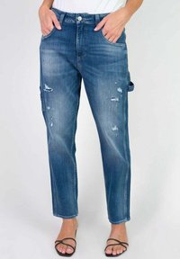 Jean en denim bleu clair avec une coupe décontractée, featuring des détails usés, cinq poches et une fermeture à bouton. Texture lisse.