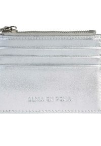 Srebrny holder na karty wykonany z fakturowanej skóry, z ośmioma miejscami na karty i zamknięciem na zamek. Wytłoczone logo marki z przodu.