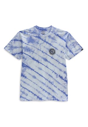Krótki rękaw, jasnoniebieska i biała koszulka tie-dye z małym czarnym logo Vans w kształcie słońca na lewej piersi.