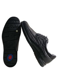 Scarpe in pelle nera con finitura liscia, punta arrotondata e chiusura con lacci. Presentano una suola in gomma testurizzata con dettagli colorati e logo.