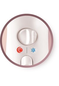 Kontrollpanel med en rund knapp i hvit, med røde varme- og blå kalde symboler, sentrert over en sirkelknapp i en lys rosa casing.