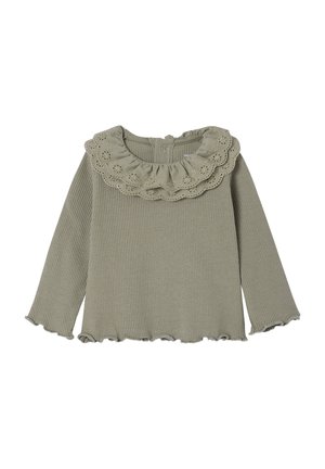 Langärmlige, gerippte Bluse in Olivgrün mit einem gewellten Spitzenkragen und Rüschensäumen. Knopfverschluss hinten.