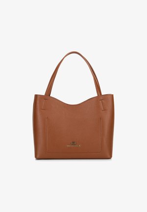 Bolso tote de cuero marrón con superficie texturada, borde superior curvado, dos asas cortas y un bolsillo delantero. Presenta un acento de logo dorado.