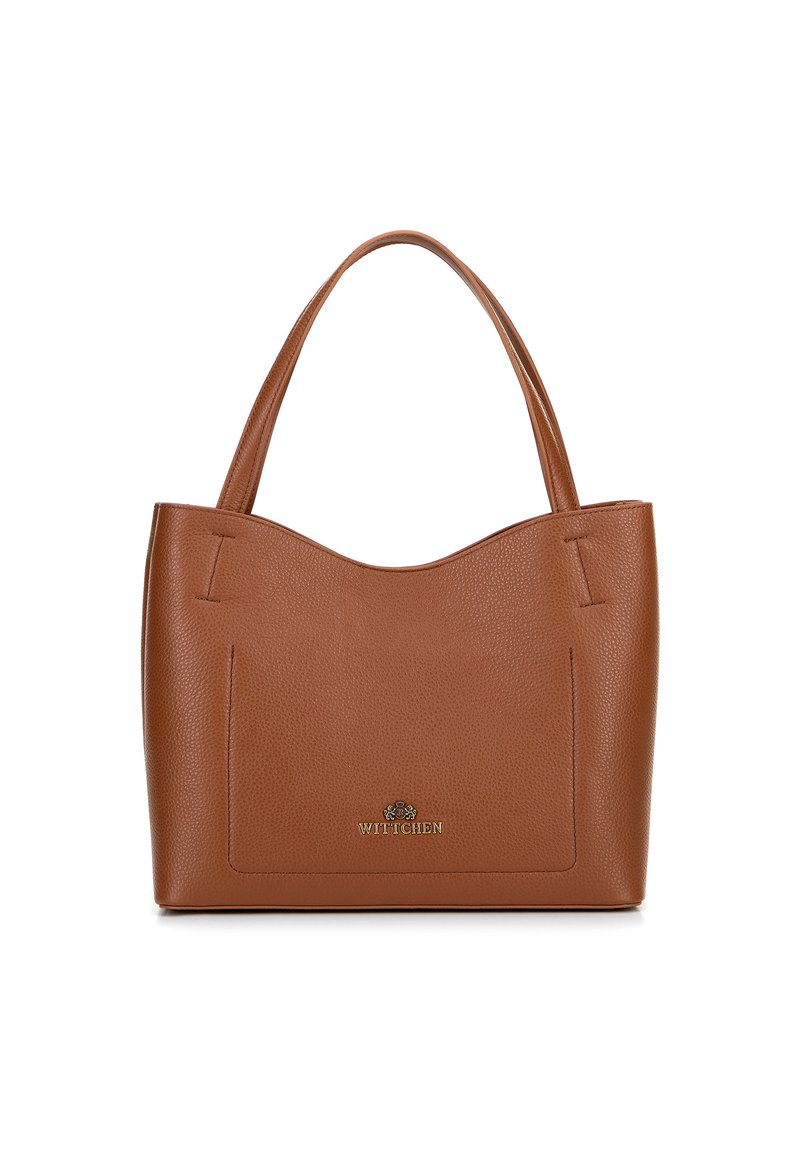 Bruine leren totebag met een gestructureerd oppervlak, een gebogen bovenrand, twee korte handvatten en een vo pocket. Voorzien van een gouden logo accent.