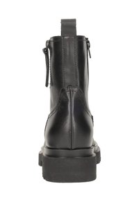 Zwarte leren enkelboot met een stevige zool, achterrits en aantreklus; gladde textuur met strakke lijnen en minimale afwerking.