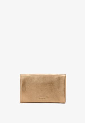 Clutch in pelle oro metallizzato con texture liscia e forma rettangolare. Presenta un logo impresso sulla superficie anteriore.