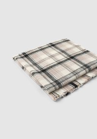 Złożona tkanina w kratę w kolorach białym, beżowym i czarnym, z wzorem w kratkę i strzępionymi krawędziami, wykonana z miękkiego, teksturowanego materiału.