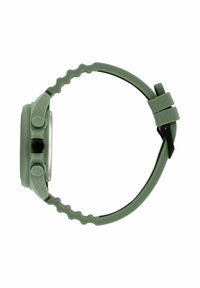 Orologio digitale con quadrante rotondo argentato, cinturino in silicone verde con un design ondulato e pulsanti neri laterali.