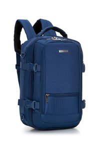 Námorně modrý batoh vyrobený z odolného nylonu, s polstrovanými popruhy, několika přihrádkami, zipy a nastavovacími bočními sponami pro stabilitu.