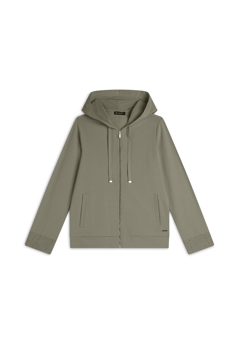 Sudadera con cremallera en verde oliva, con capucha ajustable por cordón, dos bolsillos frontales y detalles de ojetes en los puños. Textura de tela suave y lisa.