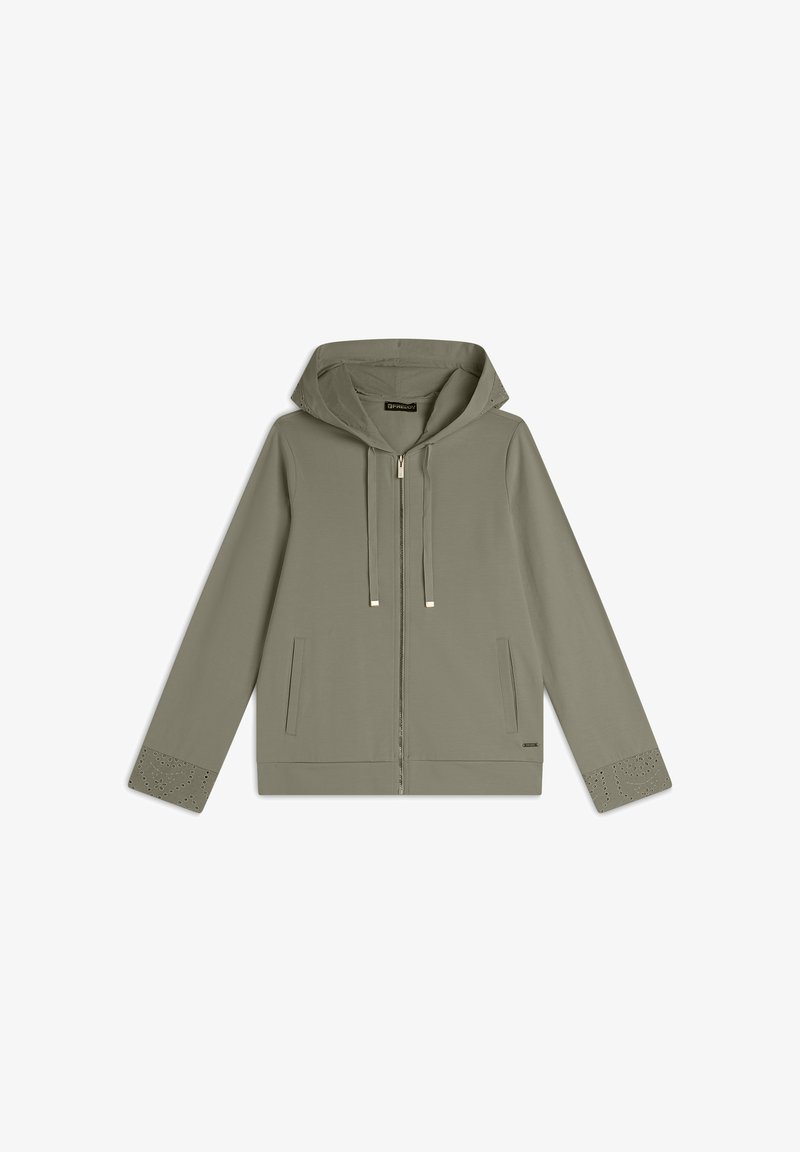 Sudadera con cremallera en verde oliva, con capucha ajustable por cordón, dos bolsillos frontales y detalles de ojetes en los puños. Textura de tela suave y lisa.