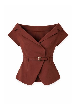 Brauner taillierter Blazer mit schulterfreiem Design, kurzen Ärmeln und passendem Gürtel mit silberner Schnalle in der Taille.