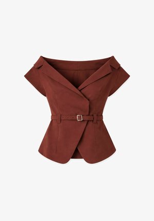 Brauner taillierter Blazer mit schulterfreiem Design, kurzen Ärmeln und passendem Gürtel mit silberner Schnalle in der Taille.