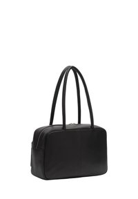 Sac fourre-tout en cuir noir avec deux longues poignées, forme rectangulaire, texture lisse et fermeture éclair. Présente des détails cousus subtils.