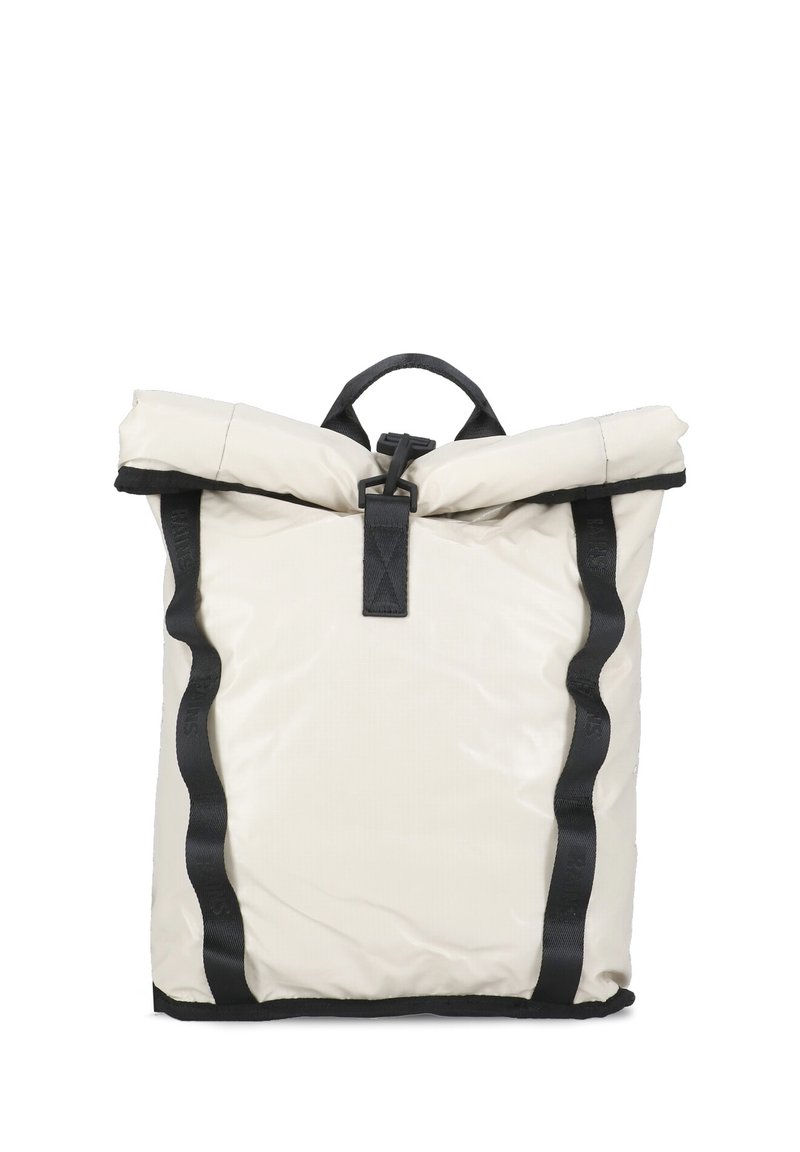 Zaino roll-top in un beige chiaro, realizzato in nylon morbido. Presenta spallacci neri e chiusura in metallo. Design minimalista con costruzione robusta.