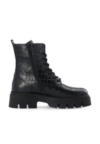 Botas de tobillo de imitación de cuero de cocodrilo negro con suela gruesa, frente con cordones y cremallera lateral. El acabado texturizado añade dimensión.