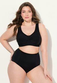 Zwart lingerieset met gestructureerde stof, een stevige bralette met brede banden en hooggesneden ondergoed, allemaal in diep zwart.