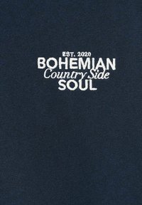 Námořnické modré bavlněné tričko s bílým vyšitým textem: "BOHEMIAN Country Side SOUL EST. 2020" v kombinovaném stylu písma.