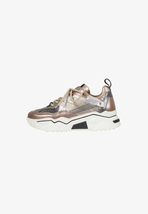Metallische sneaker met een mix van bronzen en zilveren texturen, chunky witte zool, contrasterende zwarte accenten en beige veters. Beschikt over een trekstrop.
