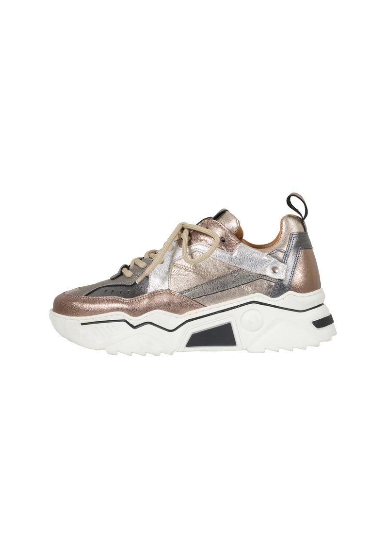 Metallische sneaker met een mix van bronzen en zilveren texturen, chunky witte zool, contrasterende zwarte accenten en beige veters. Beschikt over een trekstrop.