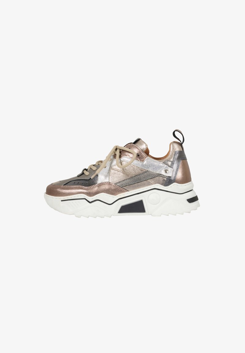 Metallische sneaker met een mix van bronzen en zilveren texturen, chunky witte zool, contrasterende zwarte accenten en beige veters. Beschikt over een trekstrop.