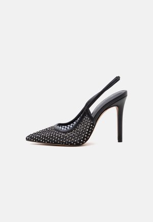 Chaussure à talon haut noire avec bride arrière, bout pointu, empeigne en mesh décorée de petits clous argentés et talon aiguilles fin.