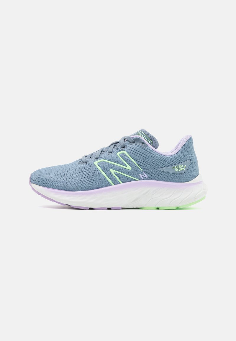 Jasnoniebieskie buty do biegania z przewiewną siateczką, zielonymi neonowymi akcentami oraz białą wyściółką z fioletowymi detalami.