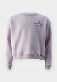 Lila huppari, jossa on pyöreä kaula-aukko, pitkät hihat ja joustava helma. Edessä on violetilla kirjailtuna teksti "DO NOTHING CLUB".