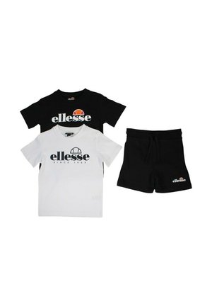 Deux t-shirts à manches courtes, un noir et un blanc, chacun avec le logo "ellesse", assortis à un short noir portant le même logo sur la jambe.