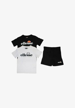 Deux t-shirts à manches courtes, un noir et un blanc, chacun avec le logo "ellesse", assortis à un short noir portant le même logo sur la jambe.