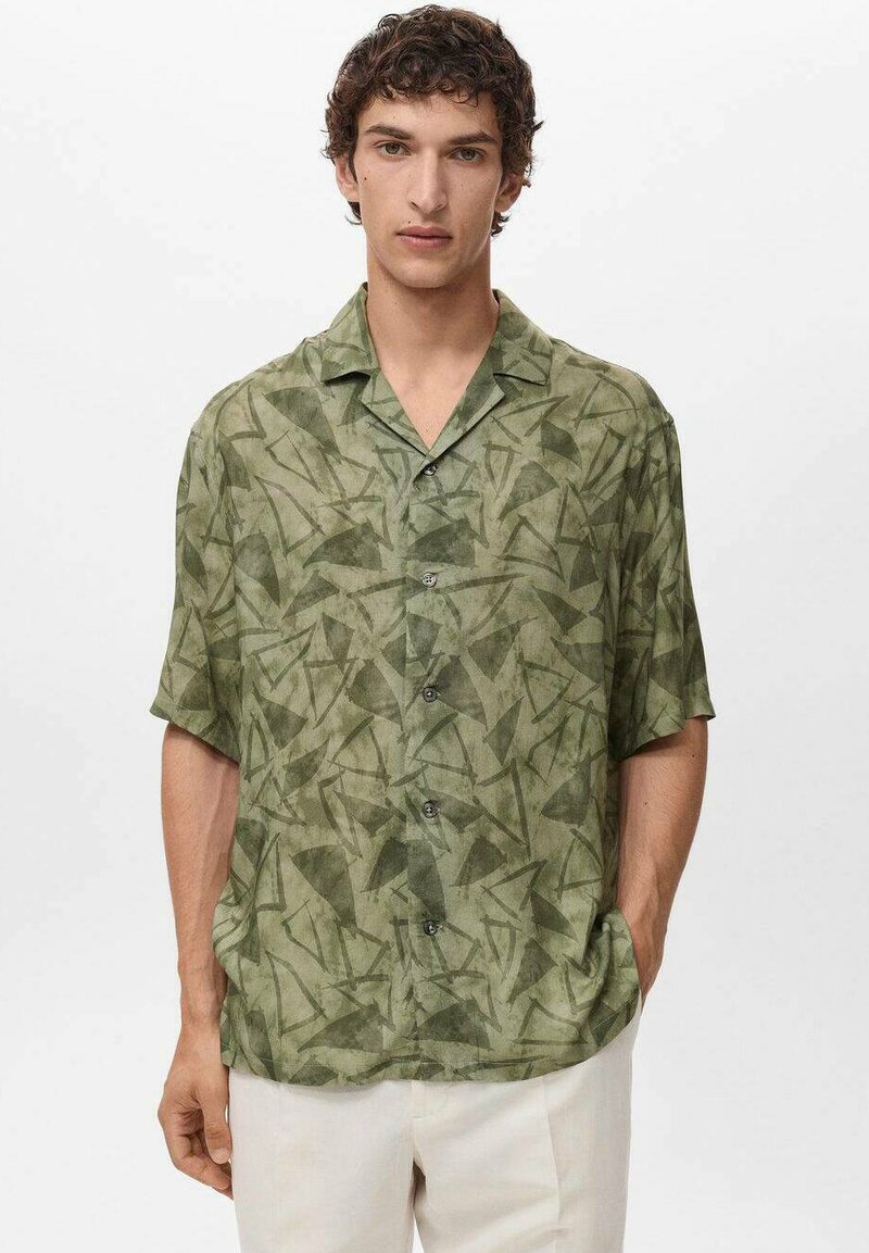 Camisa verde de manga corta con un patrón geométrico de hojas, hecha de una tela ligera, con un cierre delantero de botones y un corte relajado.