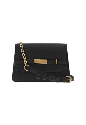Sac à main en cuir noir avec un design à rabat, quincaillerie dorée et une bandoulière en chaîne et en cuir amovible. Fini texturé, style minimaliste.