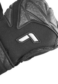 Gant de sport noir avec des accents en caoutchouc texturé, un design épuré et un logo blanc. Le matériau semble durable et flexible.