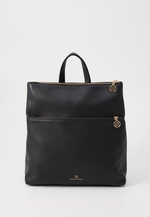 Mochila de couro preto com acabamento texturizado, compartimentos duplos com fecho e detalhes em metal dourado. Possui uma alça superior para fácil transporte.