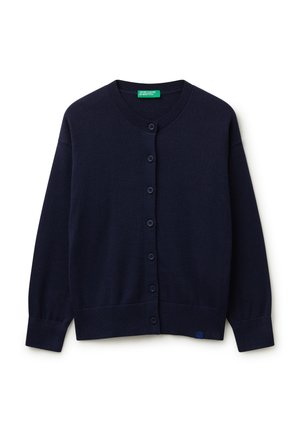 Cardigan button-up di un blu navy scuro, con maniche lunghe, colletto e polsini a coste, e una piccola etichetta del marchio vicino all'orlo.