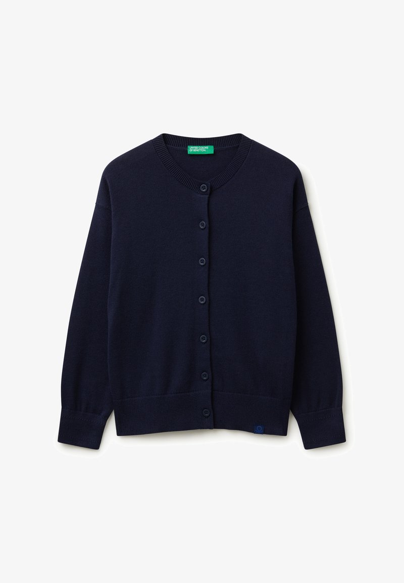 Tmavě námořnická modrá zapínací kardigan s dlouhými rukávy, žebrovaným límcem a manžetami a malou značkovou štítkou poblíž lemu.