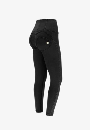 Leggings neri a vita alta realizzati in tessuto elasticizzato, con una tasca posteriore curva e cuciture a contrasto. Design elegante e aderente.