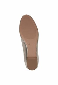 Ploščato podplat s teksturiranim rjavim gumijastim dnom, kovinsko srebrnim zgornjim materialom, gladkimi robovi in brez vidnih vzorcev ali strojne opreme.