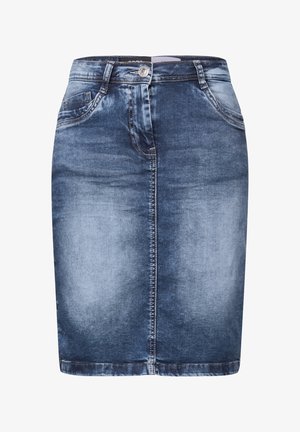 Minifalda de mezclilla a la altura de medio muslo, con un lavado azul desgastado, bolsillos frontales y un cierre de botón en la parte delantera con detalle de costura visible.