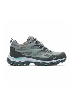 Zapato de senderismo impermeable gris y negro con suela gruesa y rugosa, cierre de cordones en la parte delantera y lengüeta en el talón, diseñado para uso en exteriores.