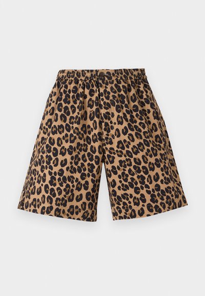 Shorts marron avec un imprimé léopard noir, dotés d'une ceinture élastique. Le tissu semble lisse, avec un design à jambe large et décontractée.