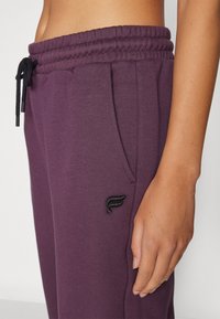 Fabletics COZY GO TO SWEATPANT - Donji dijelovi trenirke - deep plum
