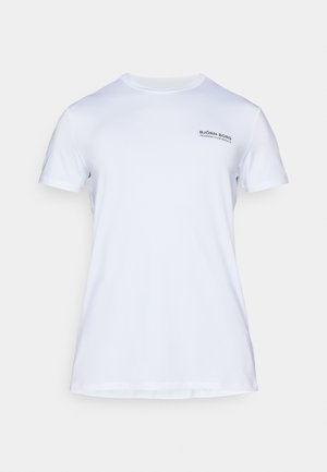 Valge lühikeste varrukatega sporditee, mille vasaku ülemise rindkere osa on trükitud "Björn Borg Training Club Monaco" tekstiga.