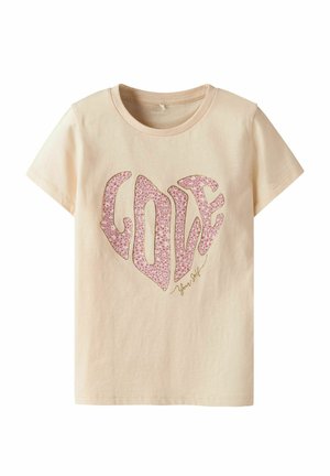 Hellbeige Baumwoll-T-Shirt mit kurzen Ärmeln, das mit einem rosa Leopardenmuster "LOVE" Grafik und der kursiven Schrift "Your Self" darunter versehen ist.