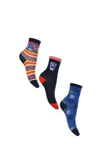 Tres pares de calcetines: uno a rayas multicolor, uno azul marino con acentos rojos y emblema, y uno azul con logos en patrón. Material de mezcla de algodón.